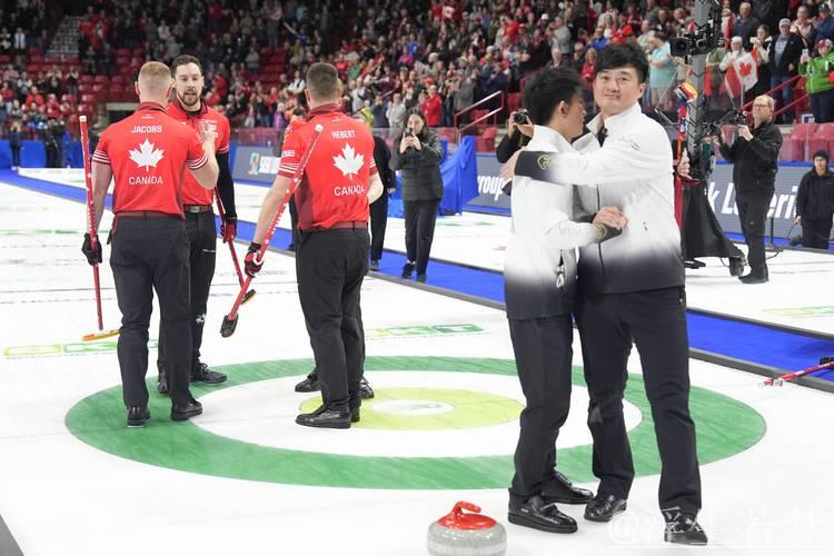 2026年冬奥会男子冰壶：中国队迎战美国队